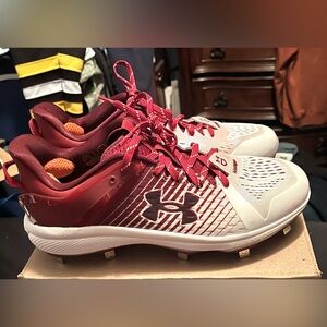 Men’s size 8 UA Yard Low MT Cardinal Red/White Baseball Cleats 3025592-601